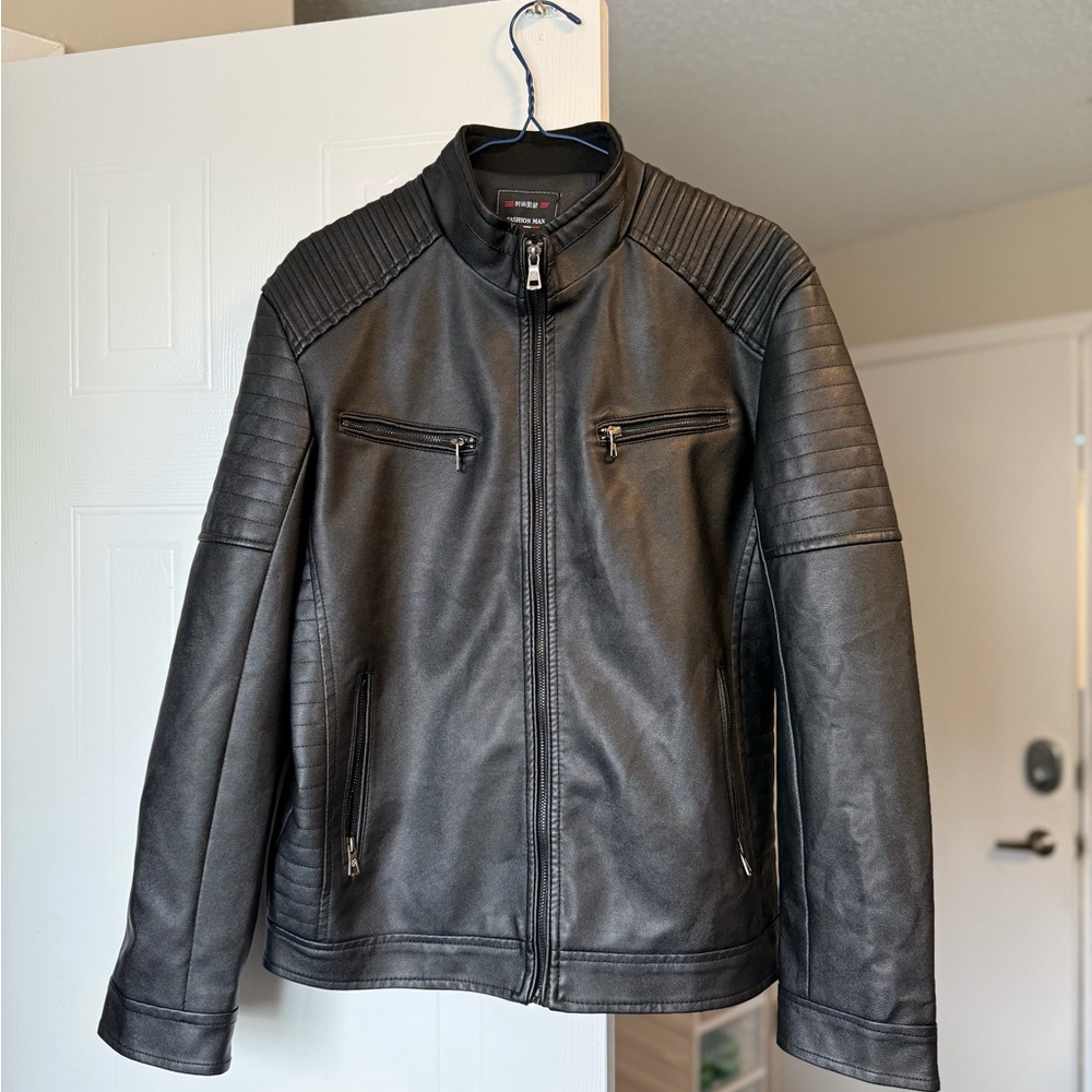 FAUX LEATHER JACKET
Size S
Chest: 40-42